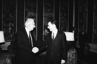 Il Presidente della Repubblica Francesco Cossiga riceve Mario Berri, presidente dell'Associazione "Vittorio Bachelet", con i componenti il"Comitato per le onoranze a Vittorio Bachelet nel decimo anniversario del suo sacrificio"