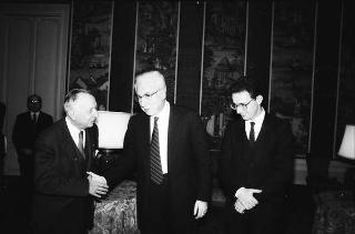 Il Presidente della Repubblica Francesco Cossiga riceve Mario Berri, presidente dell'Associazione "Vittorio Bachelet", con i componenti il"Comitato per le onoranze a Vittorio Bachelet nel decimo anniversario del suo sacrificio"