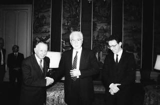 Il Presidente della Repubblica Francesco Cossiga riceve Mario Berri, presidente dell'Associazione "Vittorio Bachelet", con i componenti il"Comitato per le onoranze a Vittorio Bachelet nel decimo anniversario del suo sacrificio"
