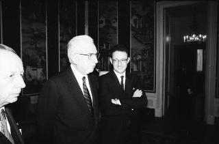 Il Presidente della Repubblica Francesco Cossiga riceve Mario Berri, presidente dell'Associazione "Vittorio Bachelet", con i componenti il"Comitato per le onoranze a Vittorio Bachelet nel decimo anniversario del suo sacrificio"