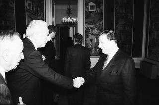 Il Presidente della Repubblica Francesco Cossiga riceve Mario Berri, presidente dell'Associazione "Vittorio Bachelet", con i componenti il"Comitato per le onoranze a Vittorio Bachelet nel decimo anniversario del suo sacrificio"