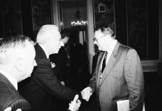 Il Presidente della Repubblica Francesco Cossiga riceve Mario Berri, presidente dell'Associazione "Vittorio Bachelet", con i componenti il"Comitato per le onoranze a Vittorio Bachelet nel decimo anniversario del suo sacrificio"