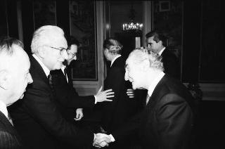 Il Presidente della Repubblica Francesco Cossiga riceve Mario Berri, presidente dell'Associazione "Vittorio Bachelet", con i componenti il"Comitato per le onoranze a Vittorio Bachelet nel decimo anniversario del suo sacrificio"