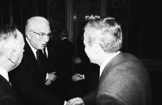 Il Presidente della Repubblica Francesco Cossiga riceve Mario Berri, presidente dell'Associazione "Vittorio Bachelet", con i componenti il"Comitato per le onoranze a Vittorio Bachelet nel decimo anniversario del suo sacrificio"
