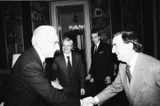 Il Presidente della Repubblica Francesco Cossiga riceve Mario Berri, presidente dell'Associazione "Vittorio Bachelet", con i componenti il"Comitato per le onoranze a Vittorio Bachelet nel decimo anniversario del suo sacrificio"