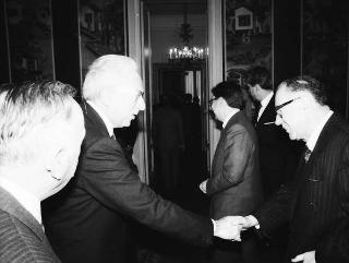 Il Presidente della Repubblica Francesco Cossiga riceve Mario Berri, presidente dell'Associazione "Vittorio Bachelet", con i componenti il"Comitato per le onoranze a Vittorio Bachelet nel decimo anniversario del suo sacrificio"
