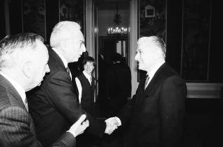Il Presidente della Repubblica Francesco Cossiga riceve Mario Berri, presidente dell'Associazione "Vittorio Bachelet", con i componenti il"Comitato per le onoranze a Vittorio Bachelet nel decimo anniversario del suo sacrificio"