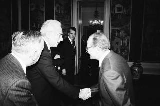 Il Presidente della Repubblica Francesco Cossiga riceve Mario Berri, presidente dell'Associazione "Vittorio Bachelet", con i componenti il"Comitato per le onoranze a Vittorio Bachelet nel decimo anniversario del suo sacrificio"