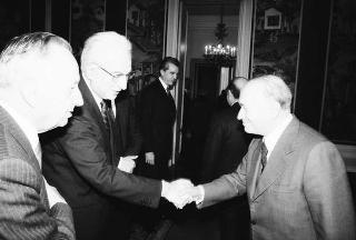 Il Presidente della Repubblica Francesco Cossiga riceve Mario Berri, presidente dell'Associazione "Vittorio Bachelet", con i componenti il"Comitato per le onoranze a Vittorio Bachelet nel decimo anniversario del suo sacrificio"