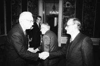 Il Presidente della Repubblica Francesco Cossiga riceve Mario Berri, presidente dell'Associazione "Vittorio Bachelet", con i componenti il"Comitato per le onoranze a Vittorio Bachelet nel decimo anniversario del suo sacrificio"