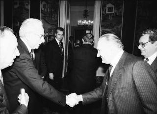 Il Presidente della Repubblica Francesco Cossiga riceve Mario Berri, presidente dell'Associazione "Vittorio Bachelet", con i componenti il"Comitato per le onoranze a Vittorio Bachelet nel decimo anniversario del suo sacrificio"