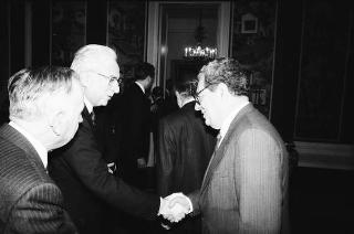 Il Presidente della Repubblica Francesco Cossiga riceve Mario Berri, presidente dell'Associazione "Vittorio Bachelet", con i componenti il"Comitato per le onoranze a Vittorio Bachelet nel decimo anniversario del suo sacrificio"