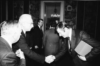 Il Presidente della Repubblica Francesco Cossiga riceve Mario Berri, presidente dell'Associazione "Vittorio Bachelet", con i componenti il"Comitato per le onoranze a Vittorio Bachelet nel decimo anniversario del suo sacrificio"