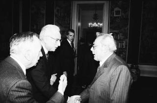 Il Presidente della Repubblica Francesco Cossiga riceve Mario Berri, presidente dell'Associazione "Vittorio Bachelet", con i componenti il"Comitato per le onoranze a Vittorio Bachelet nel decimo anniversario del suo sacrificio"