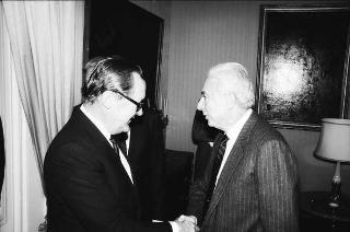 William Barnes e Richard Lilly, rispettivamente presidente uscente e nuovo presidente della Esso Standard italiana