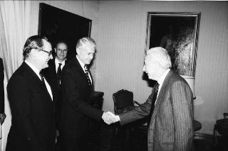 William Barnes e Richard Lilly, rispettivamente presidente uscente e nuovo presidente della Esso Standard italiana