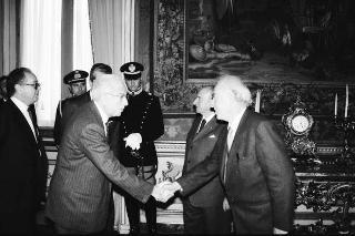 Il Presidente della Repubblica Francesco Cossiga riceve in udienza Antigono Donati, presidente dell'Associazione Amici dell'Accademia dei Lincei, con i componenti del Comiato direttivo e alcuni esponenti dell'Associazione