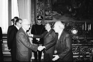 Il Presidente della Repubblica Francesco Cossiga riceve in udienza Antigono Donati, presidente dell'Associazione Amici dell'Accademia dei Lincei, con i componenti del Comiato direttivo e alcuni esponenti dell'Associazione