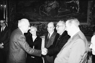 Il Presidente della Repubblica Francesco Cossiga riceve in udienza Antigono Donati, presidente dell'Associazione Amici dell'Accademia dei Lincei, con i componenti del Comiato direttivo e alcuni esponenti dell'Associazione