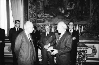 Il Presidente della Repubblica Francesco Cossiga riceve in udienza Antigono Donati, presidente dell'Associazione Amici dell'Accademia dei Lincei, con i componenti del Comiato direttivo e alcuni esponenti dell'Associazione