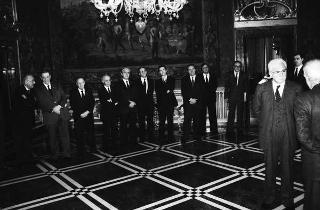 Il Presidente della Repubblica Francesco Cossiga riceve in udienza Antigono Donati, presidente dell'Associazione Amici dell'Accademia dei Lincei, con i componenti del Comiato direttivo e alcuni esponenti dell'Associazione