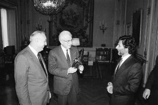 Il Presidente della Repubblica Francesco Cossiga riceve in udienza Andrea Pucci, amministratore delegato della Selenia, con Fabiano Fabiani, amministratore delegato di Finmeccanica