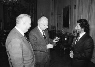 Il Presidente della Repubblica Francesco Cossiga riceve in udienza Andrea Pucci, amministratore delegato della Selenia, con Fabiano Fabiani, amministratore delegato di Finmeccanica