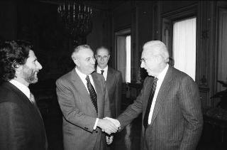 Il Presidente della Repubblica Francesco Cossiga riceve in udienza Andrea Pucci, amministratore delegato della Selenia, con Fabiano Fabiani, amministratore delegato di Finmeccanica