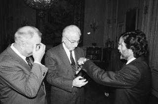 Il Presidente della Repubblica Francesco Cossiga riceve in udienza Andrea Pucci, amministratore delegato della Selenia, con Fabiano Fabiani, amministratore delegato di Finmeccanica