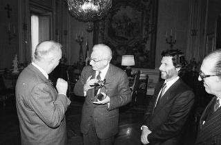 Il Presidente della Repubblica Francesco Cossiga riceve in udienza Andrea Pucci, amministratore delegato della Selenia, con Fabiano Fabiani, amministratore delegato di Finmeccanica