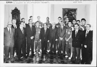 Il Presidente della Repubblica Francesco Cossiga riceve in udienza Dino Milia, presidente della squadra di pallacanestro Dinamo-Banca Popolare di Sassari, con dirigenti e atleti