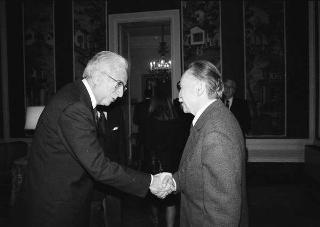 Ignazio Gardella, presidente dell'Accademia nazionale di San Luca, con Andrea Cascella, vincitore del "Premio Presidente della Repubblica" per il 1989
