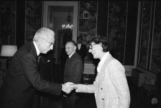 Ignazio Gardella, presidente dell'Accademia nazionale di San Luca, con Andrea Cascella, vincitore del "Premio Presidente della Repubblica" per il 1989
