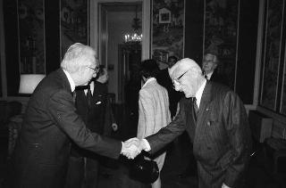 Ignazio Gardella, presidente dell'Accademia nazionale di San Luca, con Andrea Cascella, vincitore del "Premio Presidente della Repubblica" per il 1989