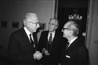 Ignazio Gardella, presidente dell'Accademia nazionale di San Luca, con Andrea Cascella, vincitore del "Premio Presidente della Repubblica" per il 1989
