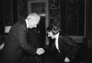 Ignazio Gardella, presidente dell'Accademia nazionale di San Luca, con Andrea Cascella, vincitore del "Premio Presidente della Repubblica" per il 1989