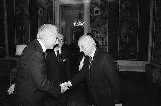 Ignazio Gardella, presidente dell'Accademia nazionale di San Luca, con Andrea Cascella, vincitore del "Premio Presidente della Repubblica" per il 1989