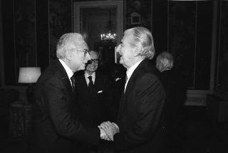 Ignazio Gardella, presidente dell'Accademia nazionale di San Luca, con Andrea Cascella, vincitore del "Premio Presidente della Repubblica" per il 1989