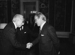 Ignazio Gardella, presidente dell'Accademia nazionale di San Luca, con Andrea Cascella, vincitore del "Premio Presidente della Repubblica" per il 1989