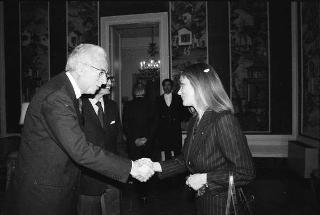 Ignazio Gardella, presidente dell'Accademia nazionale di San Luca, con Andrea Cascella, vincitore del "Premio Presidente della Repubblica" per il 1989