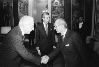 Ignazio Gardella, presidente dell'Accademia nazionale di San Luca, con Andrea Cascella, vincitore del "Premio Presidente della Repubblica" per il 1989