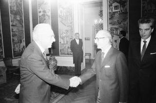 Ignazio Gardella, presidente dell'Accademia nazionale di San Luca, con Andrea Cascella, vincitore del "Premio Presidente della Repubblica" per il 1989