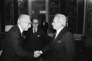 Ignazio Gardella, presidente dell'Accademia nazionale di San Luca, con Andrea Cascella, vincitore del "Premio Presidente della Repubblica" per il 1989