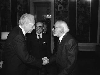 Ignazio Gardella, presidente dell'Accademia nazionale di San Luca, con Andrea Cascella, vincitore del "Premio Presidente della Repubblica" per il 1989
