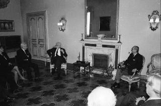 Ignazio Gardella, presidente dell'Accademia nazionale di San Luca, con Andrea Cascella, vincitore del "Premio Presidente della Repubblica" per il 1989