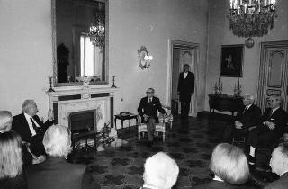Ignazio Gardella, presidente dell'Accademia nazionale di San Luca, con Andrea Cascella, vincitore del "Premio Presidente della Repubblica" per il 1989