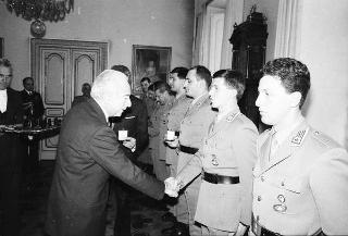 Incontro con una delegazione allievi della Scuola sottufficiali della Guardia di Finanza, in servizio di Guardia d'Onore al Palazzo del Quirinale