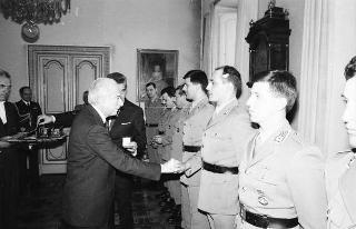 Incontro con una delegazione allievi della Scuola sottufficiali della Guardia di Finanza, in servizio di Guardia d'Onore al Palazzo del Quirinale