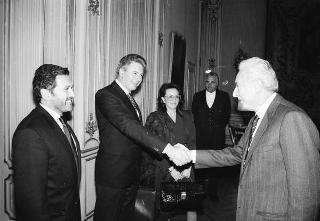 Erik Amfitheatrof, con Ferruccio Silvera e la signora Maria Pia La Manna, giornalisti della redazione di "Fortune"