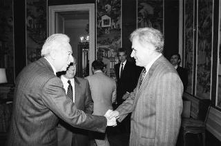Incontro del Presidente della Repubblica Francesco Cossiga con Gian Carlo Ferretto, presidente della Fondazione "Il Campiello", con il comitato di gestione, la giuria e Francesca Duranti, la vincitrice della 27^ edizione del Premio letterario "Campiello"